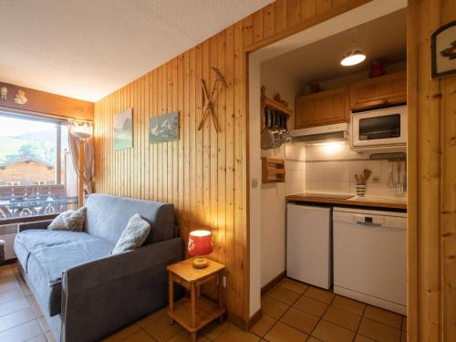 un salon avec un canapé et une cuisine dans l'établissement Studio 3***, 4 pers, haut du village, proche pistes et commerces, garage inclus, La Clusaz - FR-1-304-55, à La Clusaz