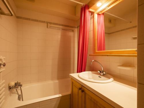 une salle de bain avec un lavabo et une baignoire dans l'établissement Studio 3***, 4 pers, haut du village, proche pistes et commerces, garage inclus, La Clusaz - FR-1-304-55, à La Clusaz