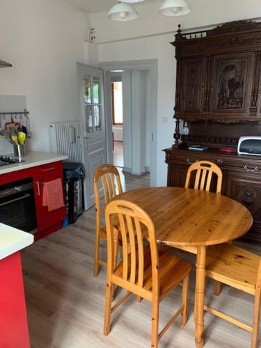 - une table et des chaises en bois dans la cuisine dans l'établissement Chez Laurence et Claude - Vallée de Munster, à Luttenbach-près-Munster