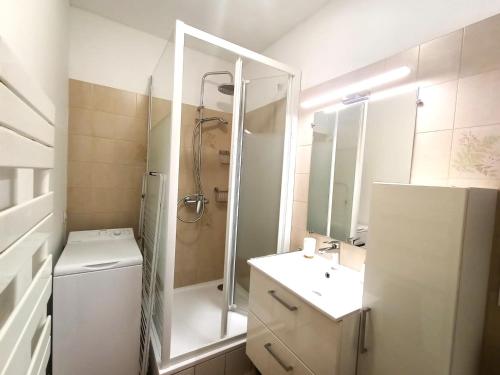 une salle de bain avec une douche, des toilettes et un lavabo dans l'établissement Studio cosy avec parking privé, au centre, proche thermes et lac - FR-1-555-20, à Aix-les-Bains