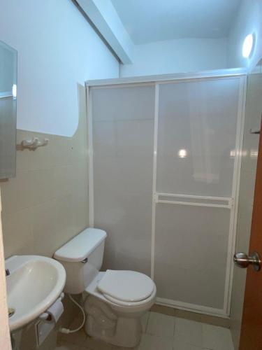 uma casa de banho com um WC, um chuveiro e um lavatório. em Casa Gran Fuente em Cartagena de Indias