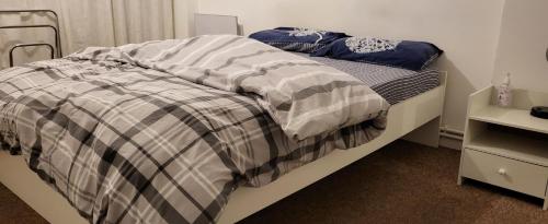 Katil atau katil-katil dalam bilik di Double room in a cosy flat in Tooting