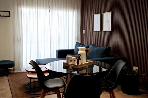 ein Wohnzimmer mit einem blauen Sofa und einem Tisch in der Unterkunft Sweet Dreams III Sanatorio Junín IMEC in Junín