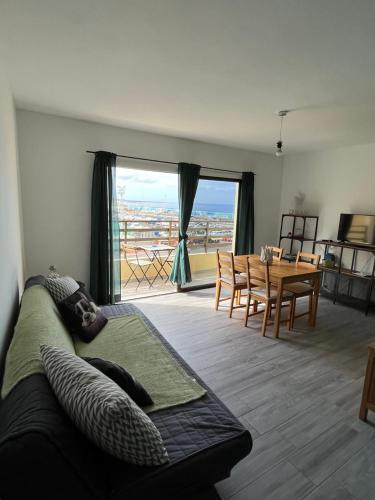 CORNELIAS HOME 7 between LAS VISTAS & LOS CRISTIANOS BEACH