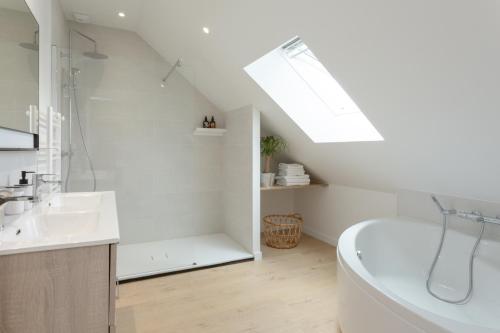 Vonios kambarys apgyvendinimo įstaigoje Maison cosy avec Spa privatif et piscine chauffée près Vitré et Rennes