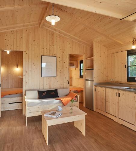 une pièce avec un lit et une table dedans dans l'établissement Le Jardin Saint Germain Lodges and Events, à Plogastel-Saint-Germain