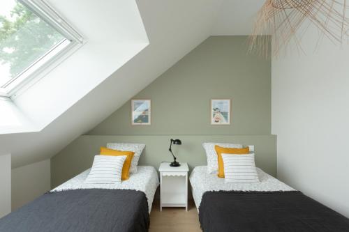 Llit o llits en una habitació de La Grange du Manoir de la Nogrie, Spa privatif et piscine chauffée 5 étoiles