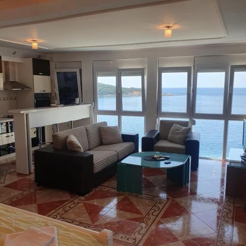 Villa Apartmani Anjaにあるキッチンまたは簡易キッチン