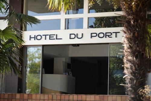 a sign that reads hotel dur port on a building at Hôtel du Port in Nogent-sur-Marne