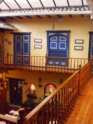 a building with blue doors and a staircase at Hotel Posada del Angel in Cuenca