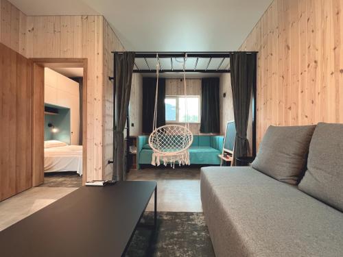 - un salon avec un canapé et une chambre dans l'établissement Jūros 40, à Šventoji