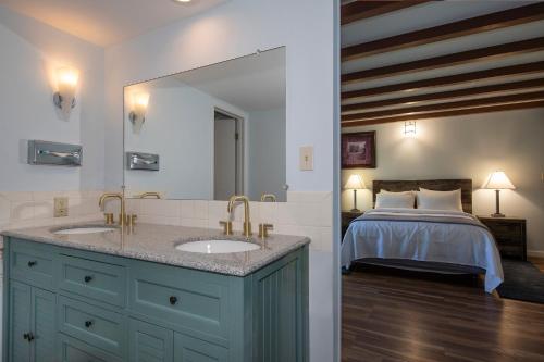a bathroom with two sinks and a bed at Silver Ridge Lodge in Salida