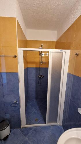 een badkamer met een douche en een toilet bij Oasis deluxe apartment by the sea in Ravda