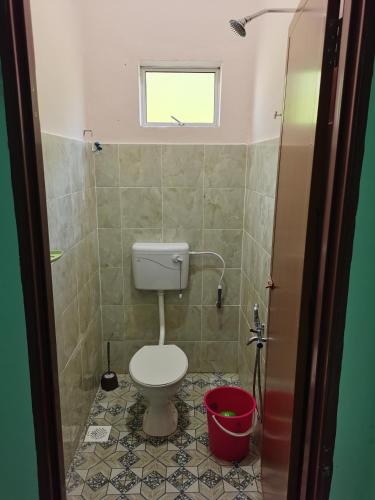 a small bathroom with a toilet and a window at Homestay Che Naa in Kuantan