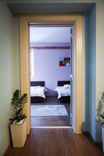 a room with a door open to a bedroom at Domaćin Komšijska Gostiona in Zrenjanin