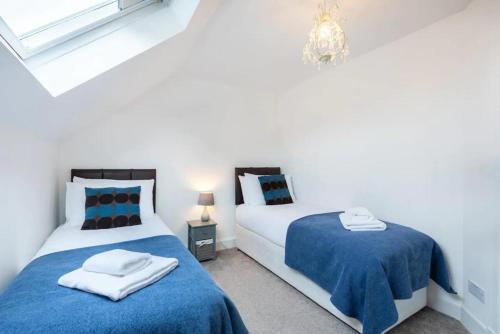 เตียงในห้องที่ Lovely 5-Bed House in Lundin Links coastal village