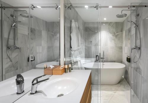 Un baño de Meliá Zahara Resort & Villas