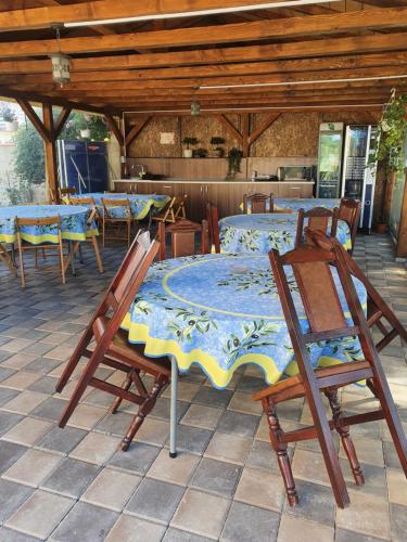 eine Terrasse mit Tischen und Stühlen in einem Restaurant in der Unterkunft Casa Roua in Venus
