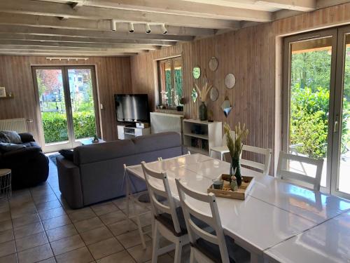 een woonkamer met een witte tafel en een bank bij House Tayhomen Durbuy in Durbuy