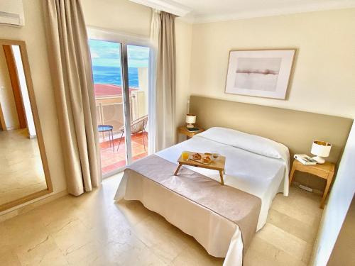 una camera con letto e vista sull'oceano di Luxury Villa Masca private heated pool ad Adeje