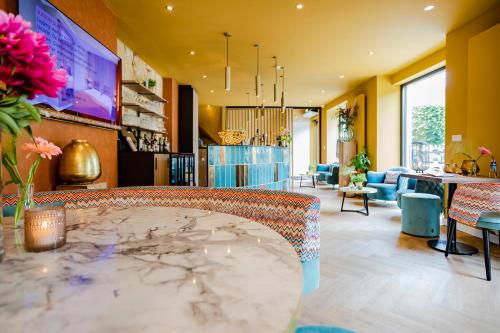 a lobby with a large marble table at Hotel Botterweck in Valkenburg