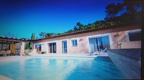 Superbe villa 150 m2 plain pied climatisée avec piscine