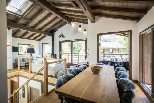 un salon avec une table et des chaises en bois dans l'établissement Chalet Flocons de Neige, à Chamonix-Mont-Blanc