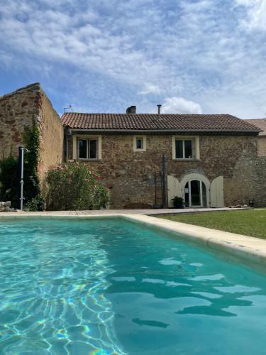 uma grande piscina em frente a uma casa em Monte Vinea em Montouliers