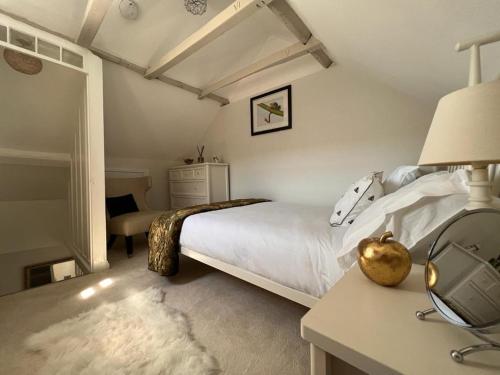 Kama o mga kama sa kuwarto sa Bridewell Cottage in the heart of Tenterden - Pass The Keys