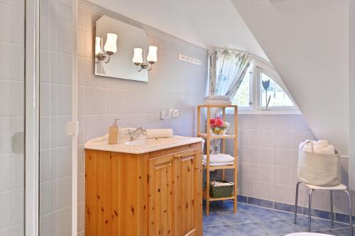 a bathroom with a sink and a mirror and a staircase at Landhaus Vilmnitz - Wohnung 9 in Vilmnitz