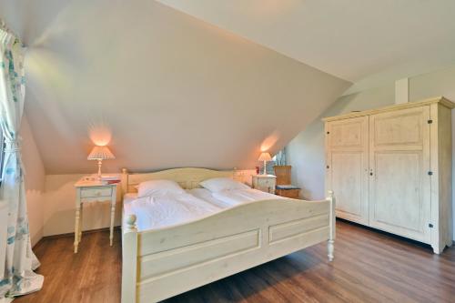 Postel nebo postele na pokoji v ubytování Landhaus Vilmnitz - Wohnung 9