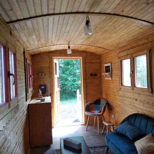 a view of a living room in a tiny house at Les roulottes du Moulin de Palet in Chartrené