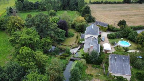 Les roulottes du Moulin de Palet内部或周边的泳池