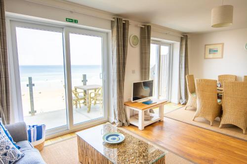 sala de estar con vistas al océano en Tolcarne Beach Apartments en Newquay