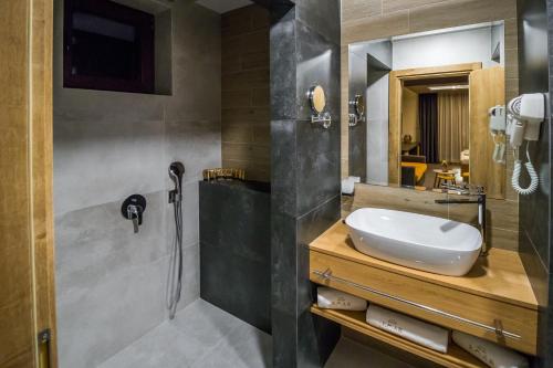 Bilik mandi di EMAR HOTEL & SPA