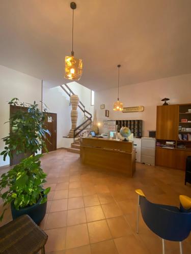 ヴィッラプッツにあるIl Castelloのテーブルと植物のある広い客室です。