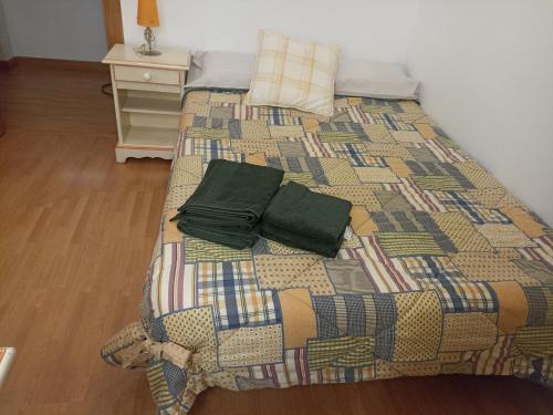 Una cama con edredón en una habitación en Alba Renueva 4 en León