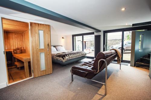1 dormitorio con cama, escritorio y silla en Black Mountains Stylish Hideaway, nr Crickhowell, en Llanbedr