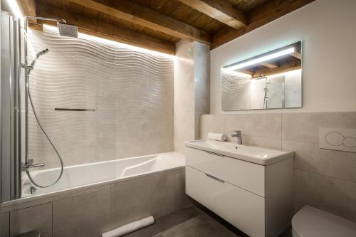 une salle de bain avec une douche, des toilettes et un lavabo dans l'établissement Ferme Rosaline, aux Houches
