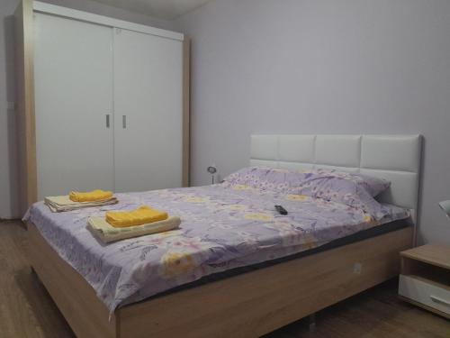een slaapkamer met een bed met twee handdoeken erop bij Summer Burgas Appartment in Boergas