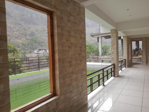 Un balcón o terraza de LA SIESTA INDIA CHAMBA -(HOTEL HAVEN AND HILLS)