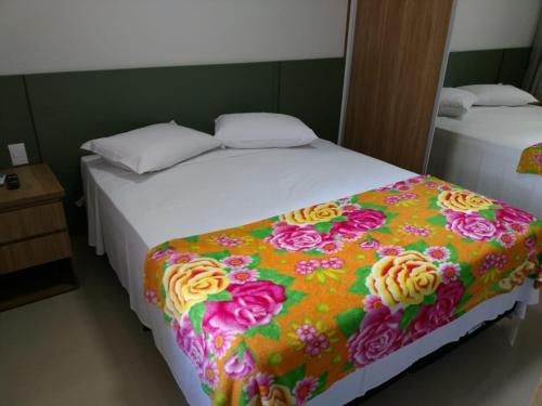 Een bed of bedden in een kamer bij Park Veredas - Flat Excepcional, com mobília de alto padrão