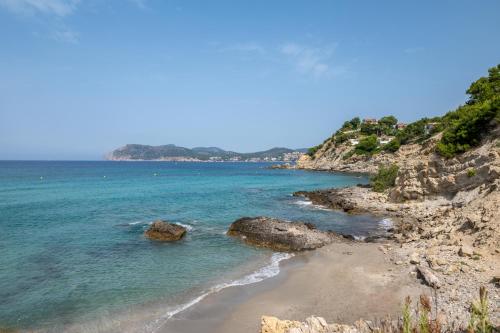 een uitzicht op een strand met rotsen in het water bij Villa Rivo - Costa de la Calma in Costa de la Calma