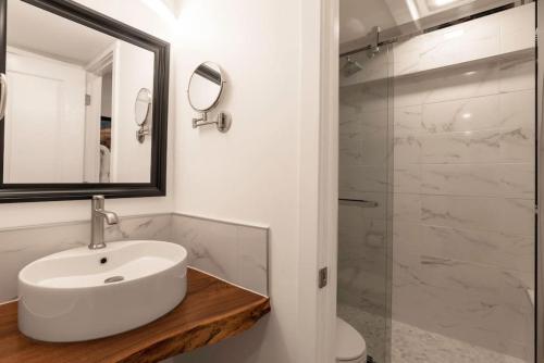 y baño con lavabo, espejo y ducha. en Epic Lionshead Views, Sleeps 4 en Vail