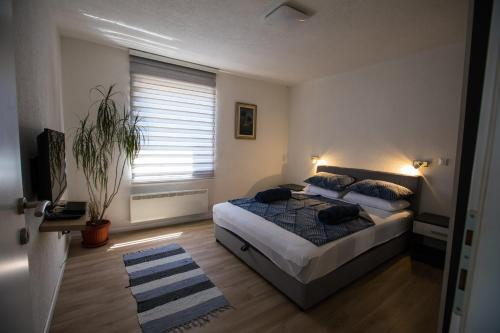 een slaapkamer met een groot bed en een raam bij Apartment Salman in Sarajevo