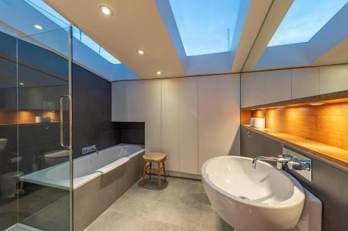 Gallery image of NEW Stunning 5BD Mews House in London