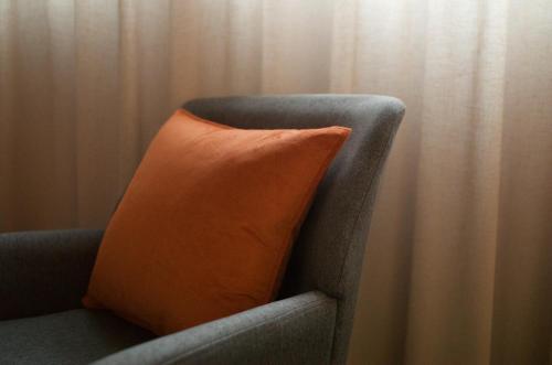 A seating area at Bay Of Fires Apartments