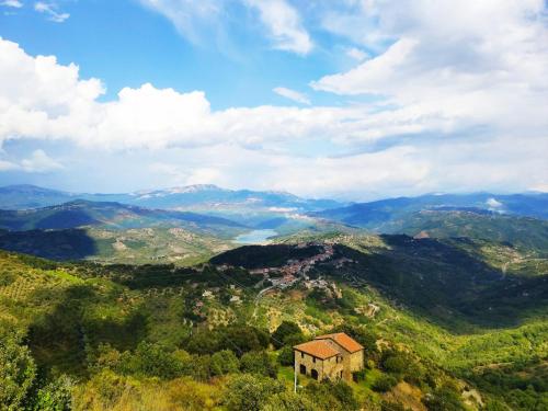 una vista de una montaña con una casa en ella en B&B La Quercia del Cilento, en Rocca Cilento