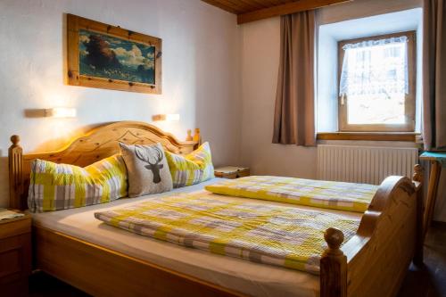 1 dormitorio con 2 camas y ventana en Gasthof zur Post - Hauserwirt, en Sankt Jakob in Haus