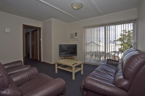 A seating area at Burswood Lodge Apartments
